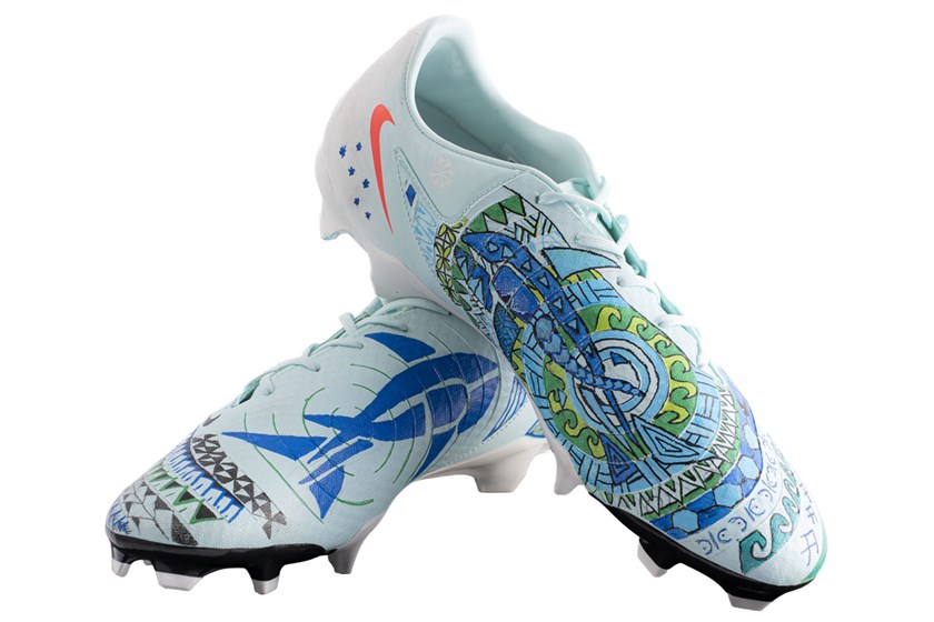 Hamiso Tabuai-Fidow's boots painted by Labron Nona (left boot) and Tyus Matasia-Morseu (Right Boot)
